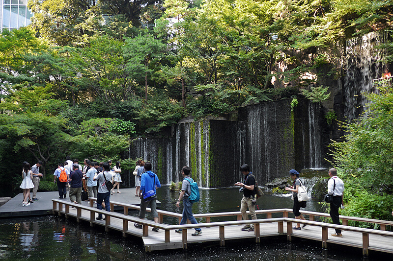 一同、撮影会のため「a2z」を離れ、目黒雅叙園に移動。清涼感あふれる水と緑に囲まれた庭園だ
