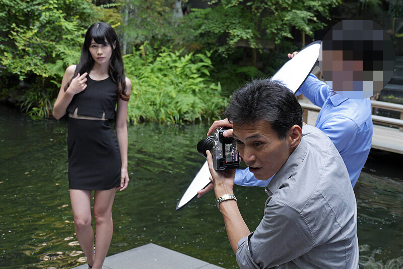 塙カメラマンがモデルの立ち位置やレフを決め、試し撮りをして参加者にポイントを伝える