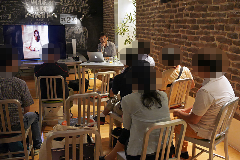 大型テレビに作品を映しながらの講評。終始、笑いがあふれて和やかな雰囲気で進んだ