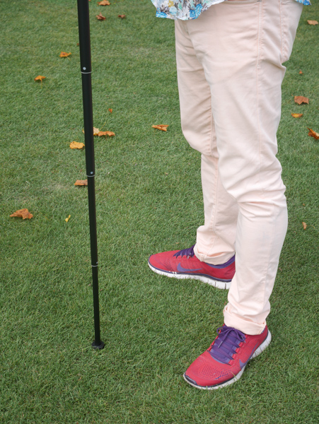 一脚を構えるときは、自分の脚と一脚で三角形になるようにすると安定感をだしやすい