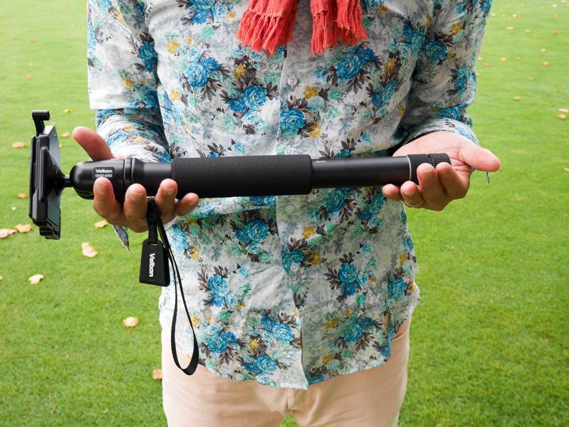 今回使ったうち、最も長い一脚が「R63Q」。身長が183cmの筆者のほぼ目線まで雲台がくる。雲台もかなりしっかりしているので、一眼レフでも十分に対応できる。全長1,640mm/縮長400mm/脚径30mm/段数6段/質量680g/推奨積載質量3.5kg