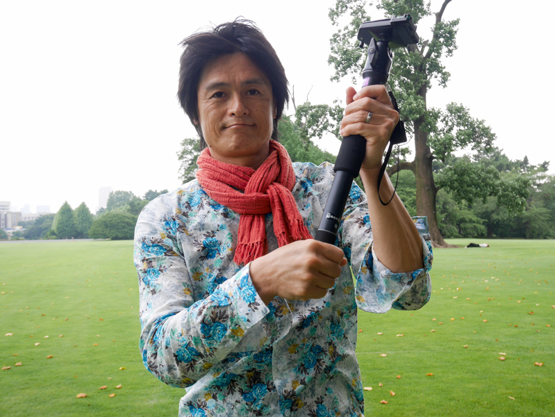 脚を伸ばすときは、一番下の石付きを時計回りに回し、下のほうに引っ張るだけ。