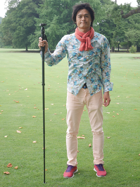 2番目に長い「V63D」を伸ばしたところ。こちらも十分なサイズがある。雲台の大きさもそこそこあるので、ミラーレスカメラや比較的小型の一眼レフには最適だ。全長1,640mm/縮長383mm/脚径27mm/段数6段/質量532g/推奨積載質量3kg