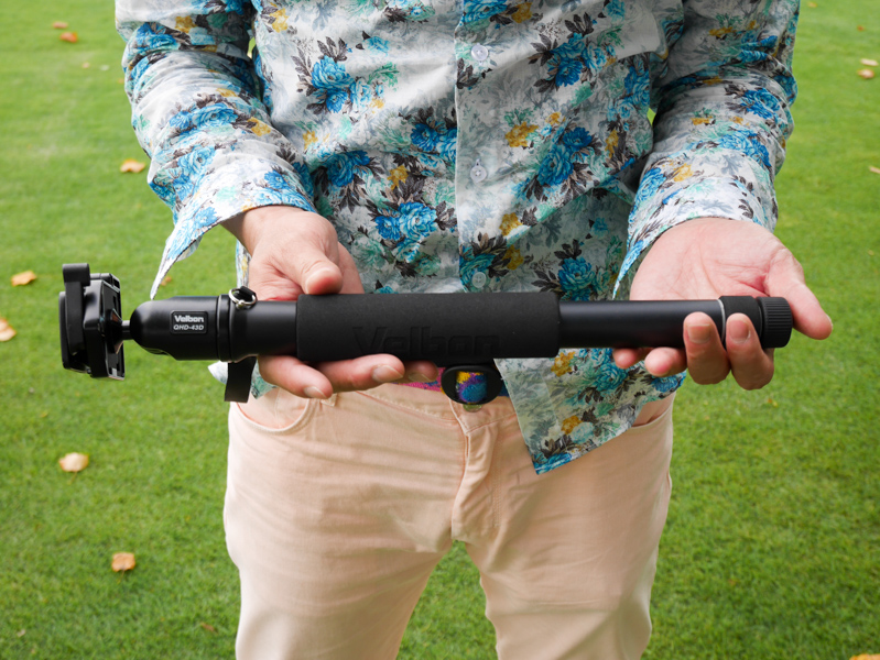 2番目に長い「V63D」を伸ばしたところ。こちらも十分なサイズがある。雲台の大きさもそこそこあるので、ミラーレスカメラや比較的小型の一眼レフには最適だ。全長1,640mm/縮長383mm/脚径27mm/段数6段/質量532g/推奨積載質量3kg