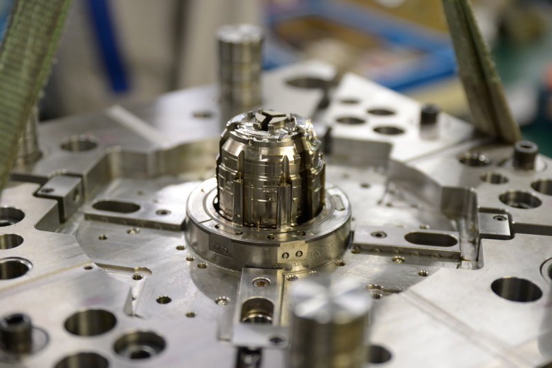 クレーンの力を借りて一部を動かすと、コア部分がすぼんで、成形品がスポッと抜けるようになる。