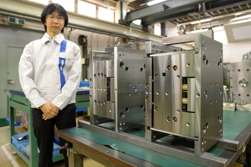 金型は高さ50cm、幅40cm、奥行き40cm程度。重さは約450〜520kgだという。とても1人で持ち上げられるものではなく、移動にはクレーンを用いる。