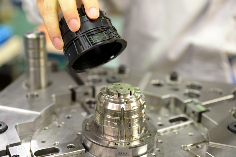 金型と成形品。どこかで見たようなシェイプだが、カメラ用交換レンズの根元部分だった。