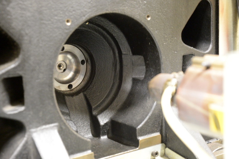 奥の穴（金型に設けられた注入口）に溶かしたプラスチック素材を注入する。約30秒で形になる