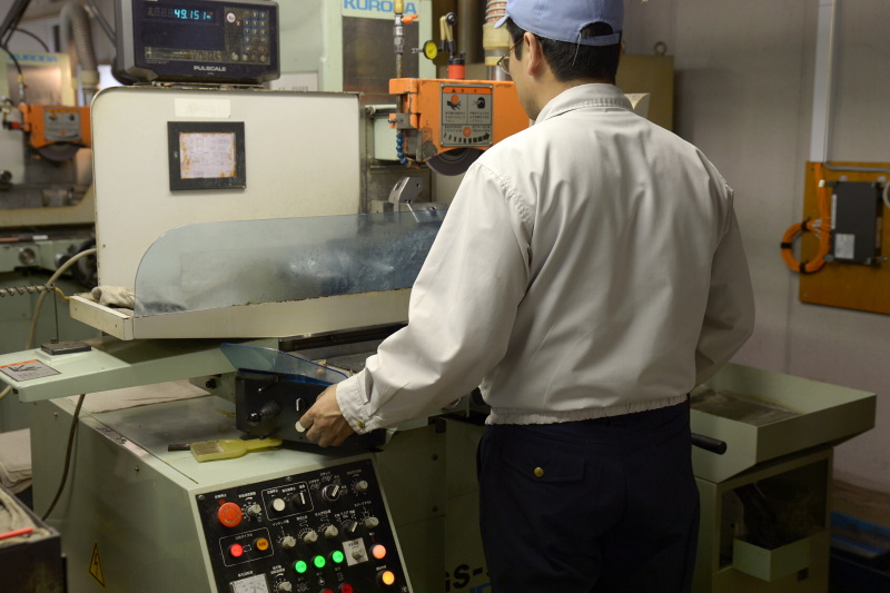 平面加工を行なう「成形研削」。部品を左右に往復させ、砥石で少しずつ削っていく