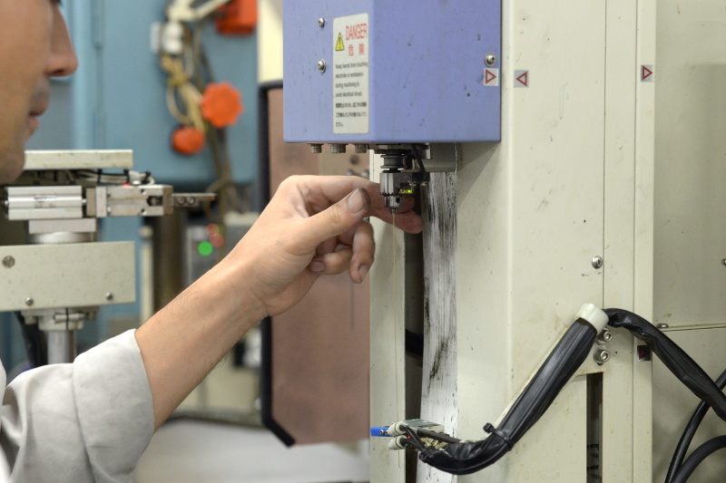 こちらは放電加工機の中でも、特に細かな穴を加工する機械。