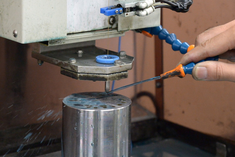 針金のような細さの電極で細かく仕上げていく