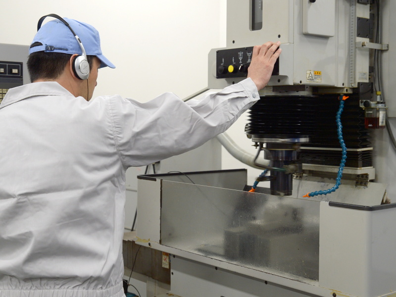 職人技を強く感じた加工現場。耳で削り具合を感じ取っている