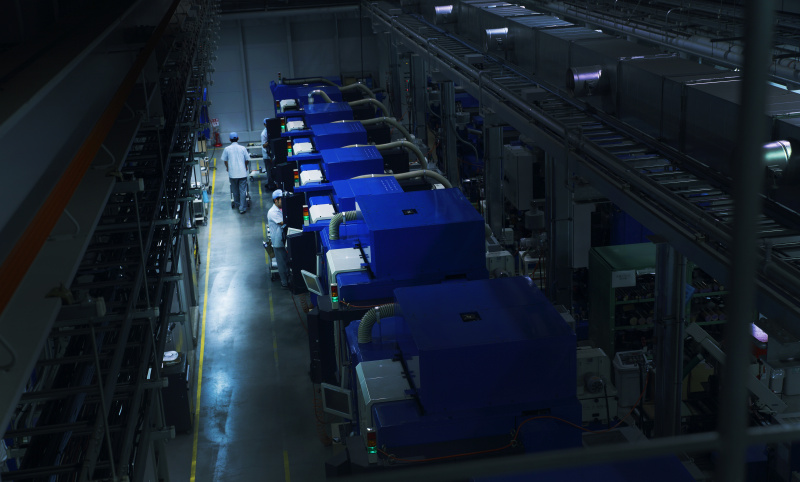 最もハイテクな機械が並ぶコーナーは、秘密が詰まっているとのことで撮影不可。天井から無数のパイプが出ており、建物内の温度を±1度の範囲でシビアにコントロールしていた（画像：タムロン提供）