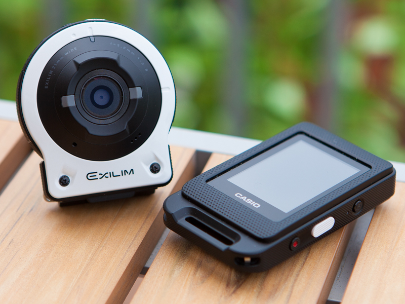 EXILIM EX-FR10。カメラ部（左）とコントローラー部（右）が分離できる