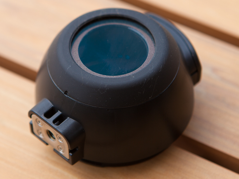 防水ハウジングのEAM5。前後のカバーから成る