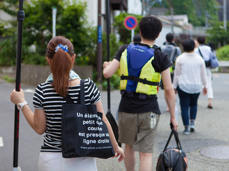 パドルボートを楽しむべく、海に向かう