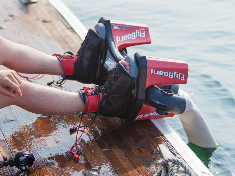 フライボードは、このような装置を足に付けて水上オートバイから供給される水を噴射して飛ぶアクティビティ