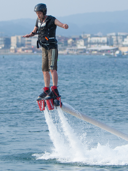 慣れないとバランスを取るのが難しい。筆者も飛びながら何か撮ろうかと思っていたがはっきり言ってそんな余裕はなかった