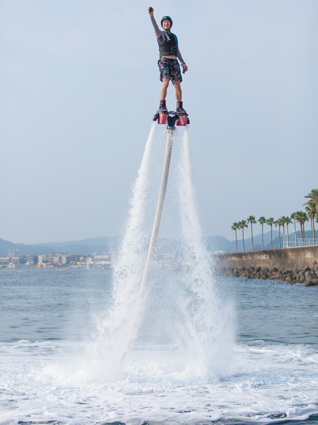 こちらはラジオDJの井手大介さん。フライボードの経験はまだ5回ほどとのことだが、自由自在に飛び回っていた