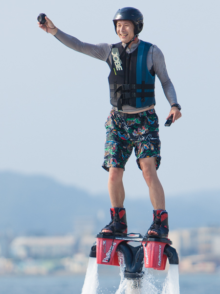 井手さんは、EX-FR10のカメラ部とコントローラー部を両手で持って余裕で撮影