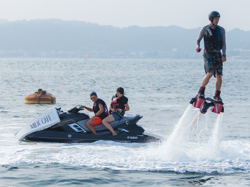 水上オートバイでマルチアングルスティックを使えば、水面ギリギリからダイナミックに撮影できる