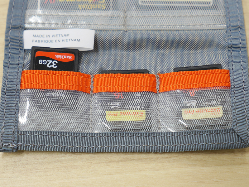 こちらはSDカード収納部