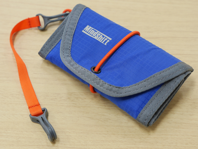 ゴム紐で固定したところ。ストラップも付いている