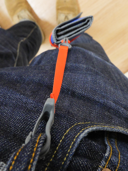 ストラップはズボンに付けておくと、紛失を防げる