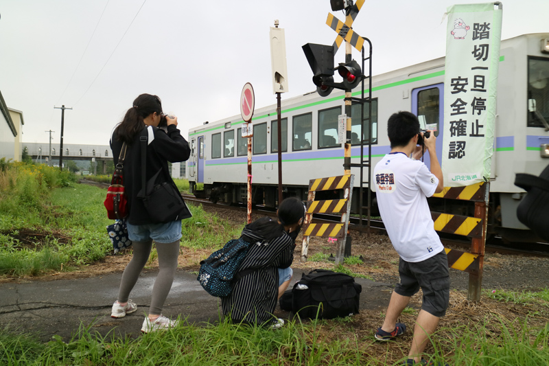 撮影ステージ4「美瑛駅前〜市街地」での撮影風景。
