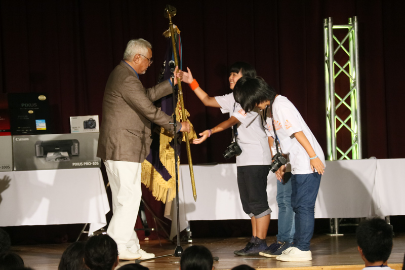 審査員長の立木義浩氏から優勝旗が授与された