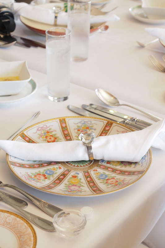 美しい絵皿の上に乗ったナプキン。いよいよフランス料理が運ばれてきます