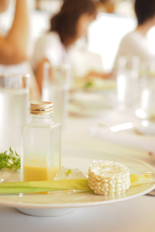 縦位置の構図に変更。周りの余計なものがなくなり、料理に視線が集まるようになりました。ただ後ろの人の髪が写り暗い部分ができて、料理より目立ってしまっています