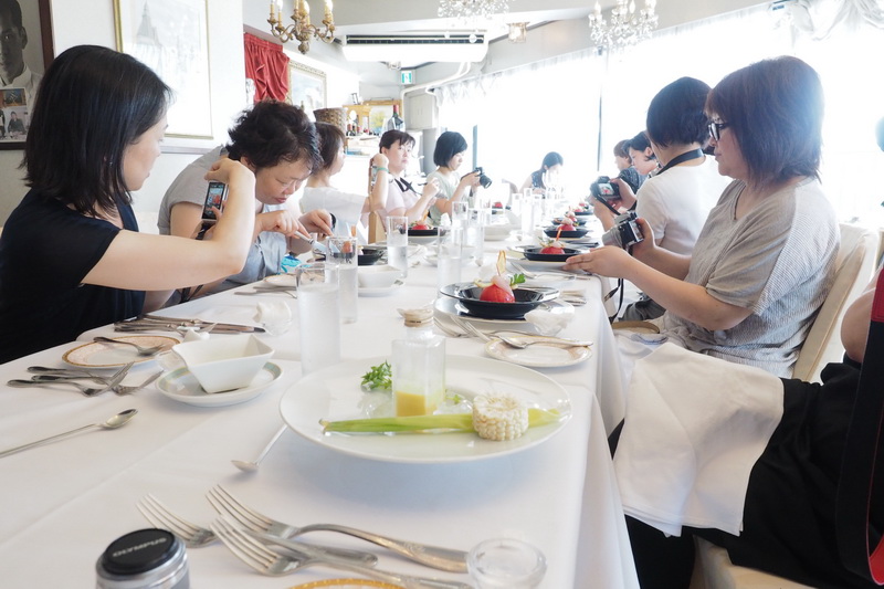 参加者のみなさんは、「撮りたい…でも美味しいうちに食べたい」と葛藤しながら、撮影と料理を楽しんでいました