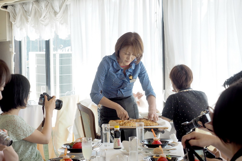 醤油パンは、その場でサーブしていただきました。サービスの方の仕草もシャッターチャンスですね