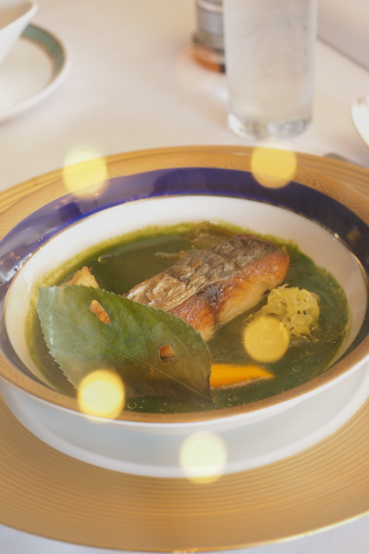 シャンデリアの玉ボケとポワレが重なり合い、“美味しそう！”と撮影者の脳内イメージが表現できました。料理の顔を意識して、時にはモロヘイヤの葉っぱの位置を移動させるなどよりよい顔にするのもテクニックだそうです