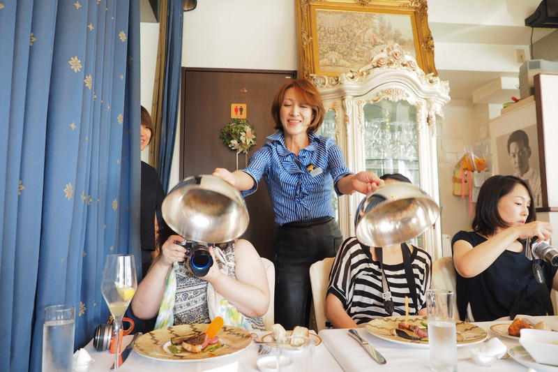 4品目はお待ちかねの肉料理。牛肉のサーロイン、焼きなすのソースです。蓋がオープンするたびに「わぁ！」と歓声が上がりました。蓋を開ける時もシャッターチャンスですね