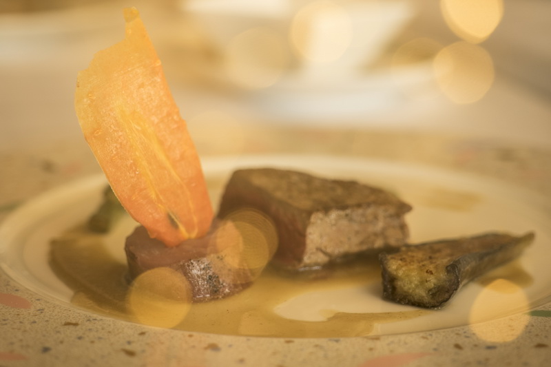 お肉も多重露光で脳内イメージを表現してみました。玉ボケが主役に邪魔しない位置に来るように調整しながら撮影するのが難しかったです