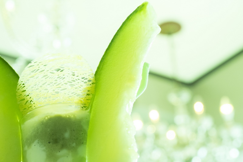 きょん♪先生のアドバイスを元に、シャンデリアが玉ボケになる下からのアングルを探し撮影しました。デザートも冷たい料理なので、WBでブルーとメロン色のグリーンを足しました