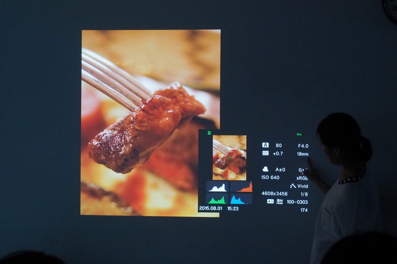 時には撮影データを見ながら、他の人がどのように撮ったのか解説したり、よりよくなる方法をアドバイスしていました