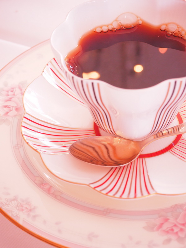 松村尚子さん。「コーヒーカップの模様と色に惹かれ、色の設定を同系色に変えて撮り始めたら天井の照明が映り込んでいたので、映り込みの位置を何度もチェックしながらシャッターを切りました。映り込みに意識がいって、カップの持ち手まで入れられず、おまけに泡をそのままだったので、しっかり講評で突っ込んでいただきました（笑）」