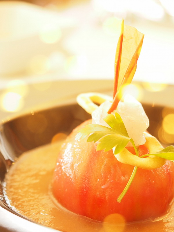 いづみさん。「今日の講座は、暑い中でしたが参加者の熱気もあって楽しく過ごしました。具体的な作例を見て撮ることができ、わかりやすいと思います。女の人だけなのもいいですね～。コンデジからミラーレスにして三年になり、最近二台目を購入してしまいました^^; カメラよりセットになっていたレンズ目的です。今日はそのレンズを初めて使って撮影しました」