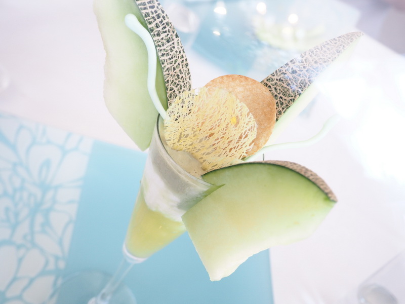 ここちゃこさんの講評中にきょん♪さんが「もう少し明るくして青みを足した方がいいかも」とアドバイス。きょん♪さんがその場でカメラ内RAW現像で調整してくれた作品です