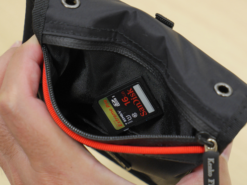 ポケットには記録メディアなどが入る