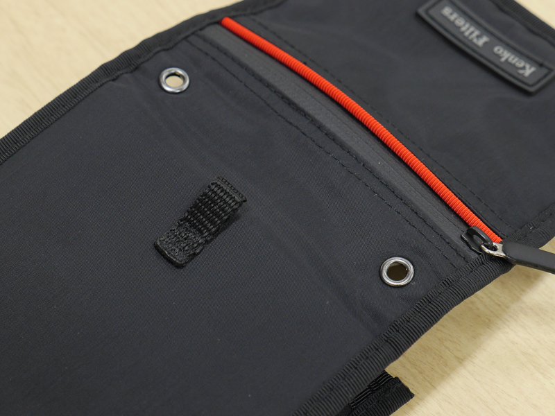 上部の穴に紐を通せるほか、カラビナなどに対応するループもある。