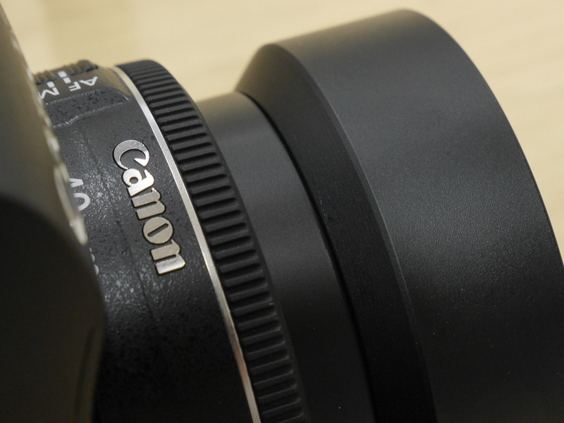 現代のレンズでも、鏡胴とフードの質感が不思議と合う