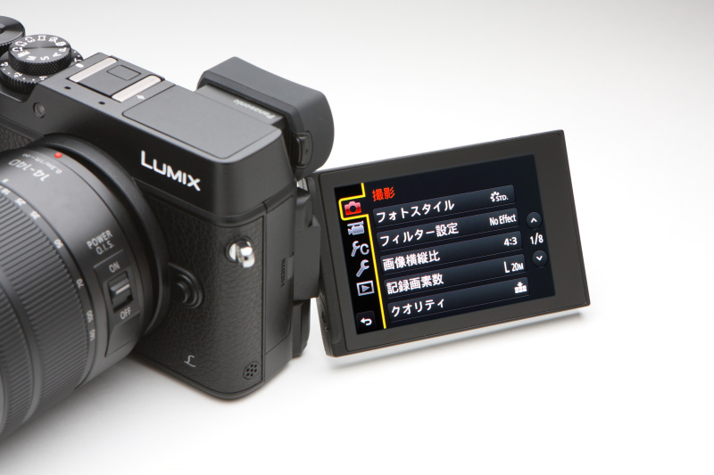 液晶モニターは、新たにバリアングルタイプとする。縦位置撮影でのロー＆ハイアングル撮影も可能とする。液晶モニターは3型104万ドット。タッチ操作にも対応。