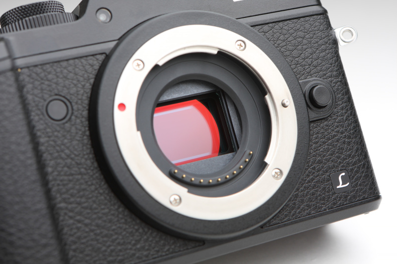 イメージセンサーは、新開発の20メガLive MOSセンサーを搭載。解像力の向上と低ノイズ化が図られる。同じく新開発のヴィーナスエンジンにより8コマ/秒の連続撮影も可能としている。