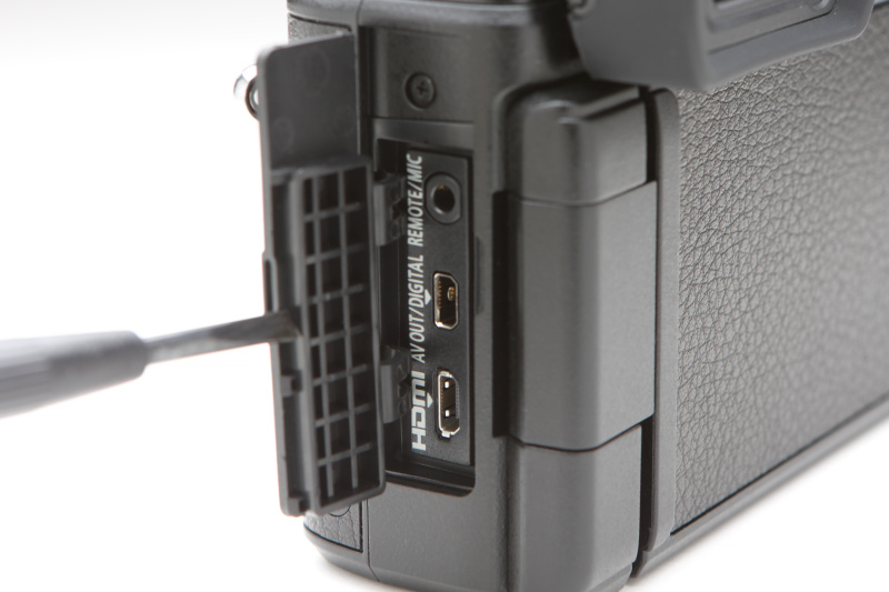 インターフェースは、上からリモート/外部マイク端子、AV OUT/USB 2.0 High SPEED マルチ、HDMI micro TypeDとする。カバーはラバー製。