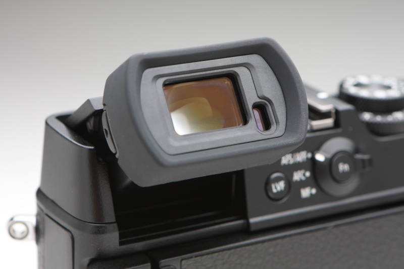 EVFには、236万ドットの0.5型有機ELを採用。ファインダー光学系には非球面レンズを採用しており、画面の隅々まで鮮明だ。ファインダー倍率が0.77倍と0.7倍から選ぶことができるのも便利。