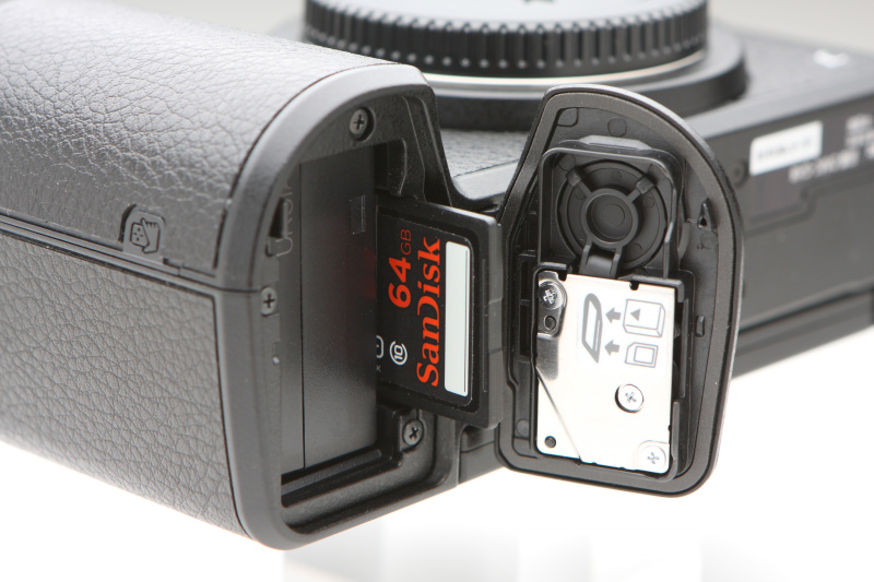 記録媒体はSDXC/SDHC/SDカード。UHS-I（ウルトラハイスピード）に対応する。